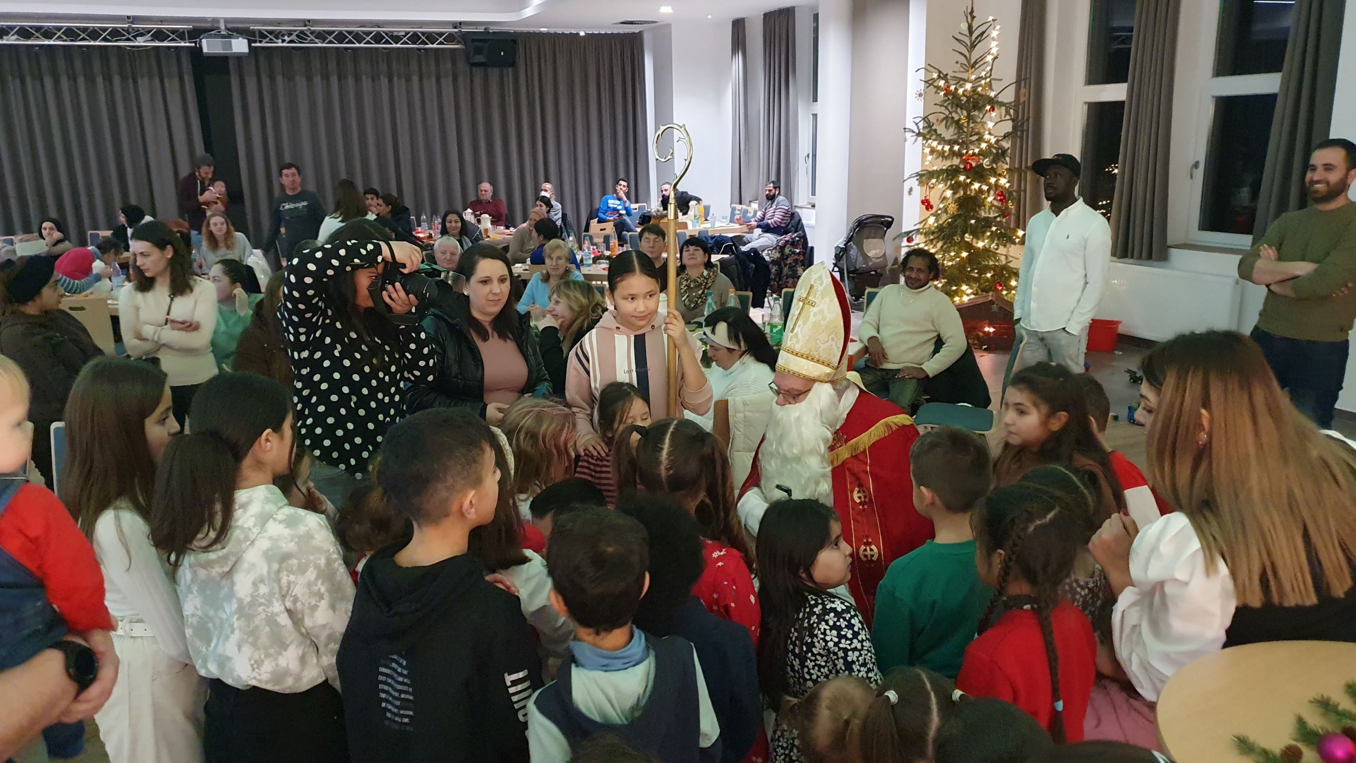 Begeistert empfingen die Kinder den Nikolaus im festlich geschmückten Saal Schütte.